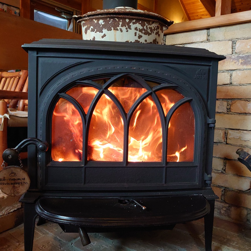 ストーブ焚けてます